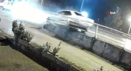 Kaza yapan s&uuml;r&uuml;c&uuml; aracı bırakıp ka&ccedil;maya başladı! İşte o ilgin&ccedil; anlar