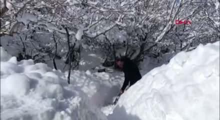 Kentte kar kalınlığı 2 metreyi aştı! K&ouml;yl&uuml;ler k&uuml;rekler ile yolları a&ccedil;arak evine gidiyor