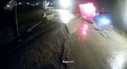 Kırıkkakele'de tren  hemzemin ge&ccedil;itteki minib&uuml;se &ccedil;arptı