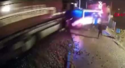 Kırıkkakele'de tren  hemzemin ge&ccedil;itteki minib&uuml;se &ccedil;arptı