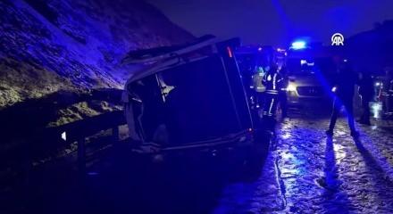 Kuzey &Ccedil;evre Otoyolu'nda servis minib&uuml;s&uuml; devrildi, 11 kişi yaralandı