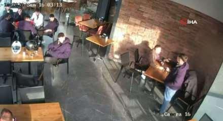 Pastanede kanlı kavga! Gen&ccedil;lere bı&ccedil;aklı saldırı kamerada
