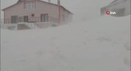 Meteoroloji uyarmıştı! Kar kalınlığı 3 metreyi buldu