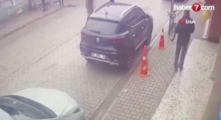 &Ouml;ğretmene okul &ouml;n&uuml;nde dehşet: &Ouml;nce yumruk attı sonra silahını &ccedil;ekti