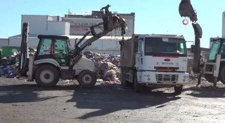 Para &ccedil;antasının i&ccedil;inden &ccedil;&ouml;p &ccedil;ıkan adam şaşkına d&ouml;nd&uuml;