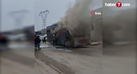 Park halindeki otob&uuml;s alev aldı