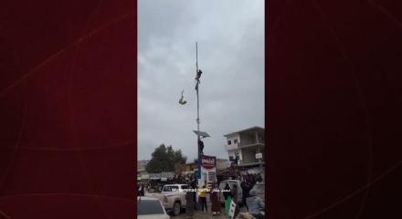 PKK/SDG işgalinden kurtarılan b&ouml;lgelerde halk, &ouml;rg&uuml;te ait s&ouml;zde bayrakları indirdi