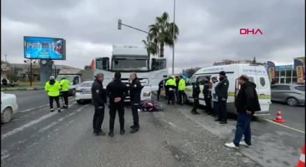 Şanlıurfa&rsquo;da kavşakta tır ile &ccedil;arpışan motosiklet s&uuml;r&uuml;c&uuml;s&uuml; hayatını kaybetti