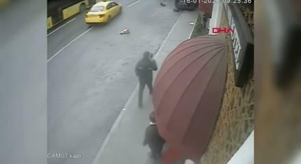 Taksim&rsquo;de şof&ouml;r el frenini &ccedil;ekmeyi unuttu turist minib&uuml;s&uuml; ağaca &ccedil;arptı