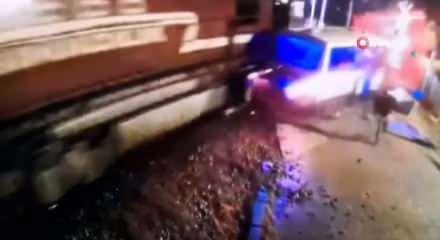 Tren rayda kalan dolmuşa &ccedil;arptı, s&uuml;r&uuml;c&uuml; saniyelerle kurtuldu