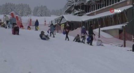 Uludağ&rsquo;da kar yağışı etkili oldu, pistlerde yoğunluk arttı
