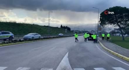 Yer: Kocaeli! &Ccedil;evirmeden ka&ccedil;an motosikletli trafik polisine &ccedil;arptı