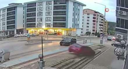 Fren yerine gaza basan kursiyer b&ouml;yle u&ccedil;tu