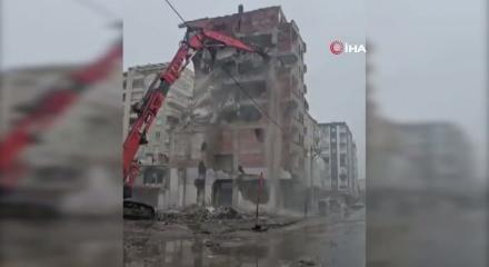 8 katlı bina bir anda yerle bir oldu