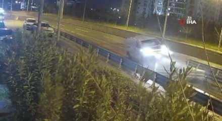 Alkoll&uuml; s&uuml;r&uuml;c&uuml;n&uuml;n kullandığı ara&ccedil; bariyere ok gibi saplandı... O anlar kamerada