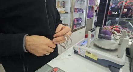Altın bileziklerin yerini g&uuml;m&uuml;ş bilezikler alıyor