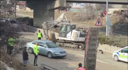 Ankara'da tırdaki kep&ccedil;e k&ouml;pr&uuml;ye takılıp yola d&uuml;şt&uuml;
