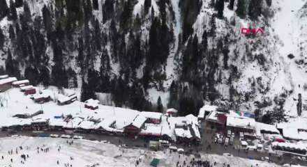 Ayder'de kar festivali kayakla başladı; kardan &ccedil;ay bardağı g&ouml;r&uuml;c&uuml;ye &ccedil;ıktı