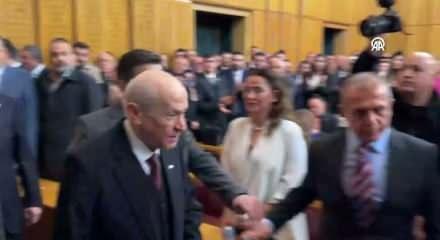 Bah&ccedil;eli&rsquo;nin y&uuml;z&uuml;k ve rozeti grup toplantısına damga vurdu