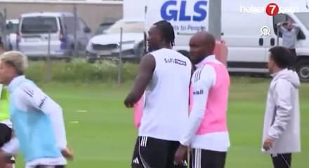 Beşiktaş golc&uuml;s&uuml;n&uuml; rekor bonservisle İngiliz ekibine sattı