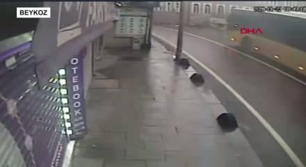 Beykoz'da 2 İETT otob&uuml;s&uuml; kafa kafaya &ccedil;arpıştı