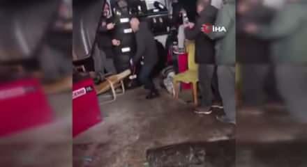 Bing&ouml;l'de yolunu şaşıran kurt girdiği d&uuml;kkanda panik yarattı