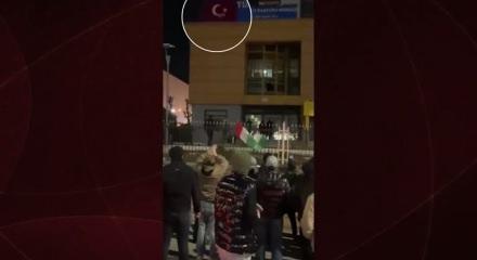 Bozgunun acısı: SDG ka&ccedil;acak delik ararken sempatizanları T&uuml;rk bayrağına saldırdı!