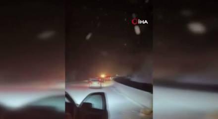 Bursa'da kar yağışı yolu kapattı! 20 ara&ccedil; mahsur kaldı