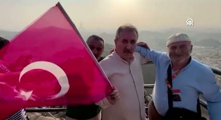 Destici, bayrak yakan b&ouml;l&uuml;c&uuml;lere Nur Dağı&rsquo;ndan T&uuml;rk bayrağı sallayarak cevap verdi