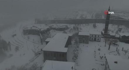 Diyarbakır'da beyaza b&uuml;r&uuml;nen 10 bin yıllık kent dronla g&ouml;r&uuml;nt&uuml;lendi