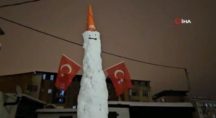 Elazığ'da dev kardan adam g&ouml;renleri hayrete d&uuml;ş&uuml;rd&uuml;