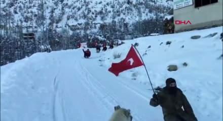 Erzurumlu gen&ccedil;lerden sınırdaki T&uuml;rk bayrağına saldırıya bayraklı tepki