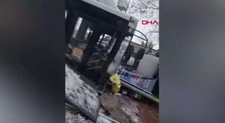  Esenler'de İETT otob&uuml;s&uuml; otoparka daldı &ouml;n&uuml;ne &ccedil;ıkan ara&ccedil;ları ezdi ge&ccedil;ti