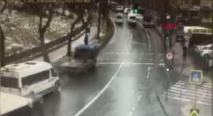 Esenler'de İETT otob&uuml;s&uuml;n&uuml;n otoparka daldığı anlar ortaya &ccedil;ıktı: Faciadan d&ouml;n&uuml;lm&uuml;ş