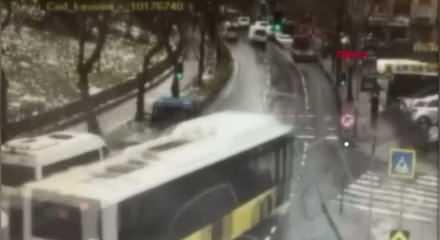 Esenler'de İETT otob&uuml;s&uuml;n&uuml;n otoparka daldığı anlarda bir kişi kıl payı kurtulmuş