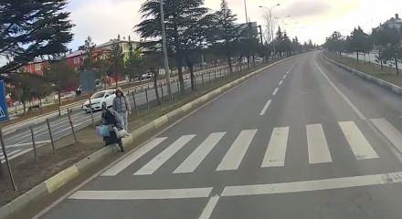 Facianın eşiğinden d&ouml;n&uuml;ld&uuml;! G&ouml;z&uuml; d&ouml;nm&uuml;ş kamyoncu dehşeti yaşattı