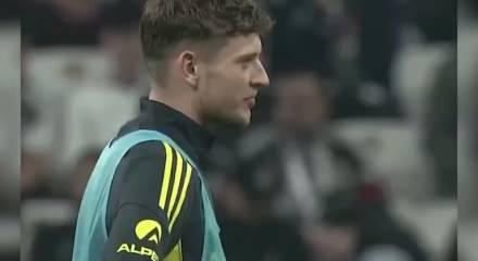 Fenerbah&ccedil;e'nin yıldızı takım arkadaşlarıyla vedalaşıp kul&uuml;pten ayrıldı