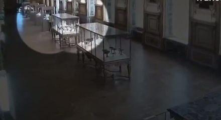 Fransa'daki Louvre M&uuml;zesi'nin soyulma anının g&ouml;r&uuml;nt&uuml;leri ortaya &ccedil;ıktı