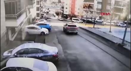 Freni boşalan tanker 8 aracı perte &ccedil;ıkardı!