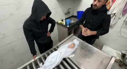 Gazze'de 2 aylık bebek soğuktan donarak can verdi! Acılı babanın y&uuml;reğine kor ateş d&uuml;şt&uuml;...