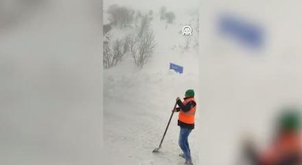 Giresun'da korkun&ccedil; olay! Otomobilin &uuml;zerine &ccedil;ığ d&uuml;şt&uuml;!