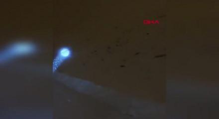 G&ouml;r&uuml;nt&uuml;lemek istedikleri kurdun saldırısından ara&ccedil;larına binerek kurtuldular