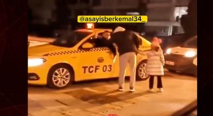 Hadsizliğin zirvesi! Kaldırımdan giden taksici yayaya k&uuml;f&uuml;r edip tehditler savurdu