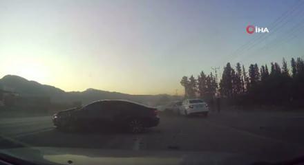 Hatay'da 5 aracın karıştığı kaza ara&ccedil; kamerasına yansıdı