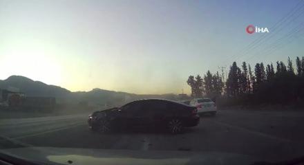 Hatay'da 5 aracın karıştığı kaza ara&ccedil; kamerasına yansıdı