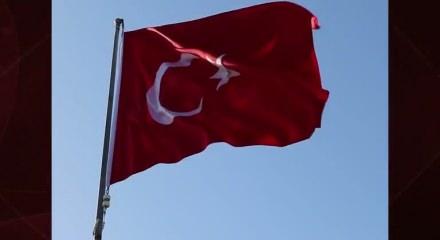 Iğdır'da balkonda asılı T&uuml;rk bayrağını sokağa atan ş&uuml;pheli tutuklandı!