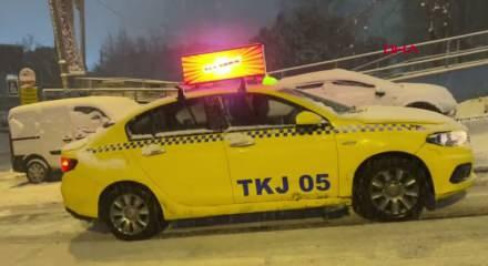 İstanbul'da kayan ara&ccedil;ların kaza yaptığı anlar kamerada