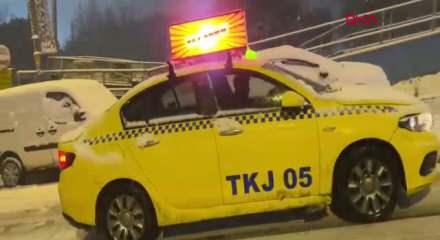 İstanbul'da yoğun kar yağışı! S&uuml;r&uuml;c&uuml;lerin zor anları