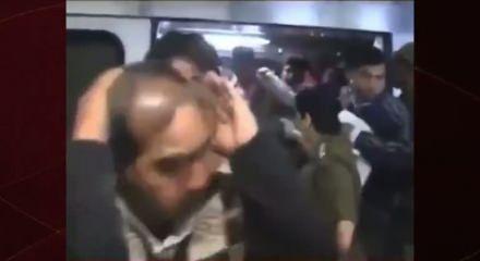 Kadınların kullandığı trene binen erkekler tokatlanrak trenden atıldı