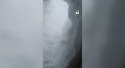 Kars'ta kara g&ouml;m&uuml;len evinden &ccedil;ıkan vatandaşın o anlar viral olduı